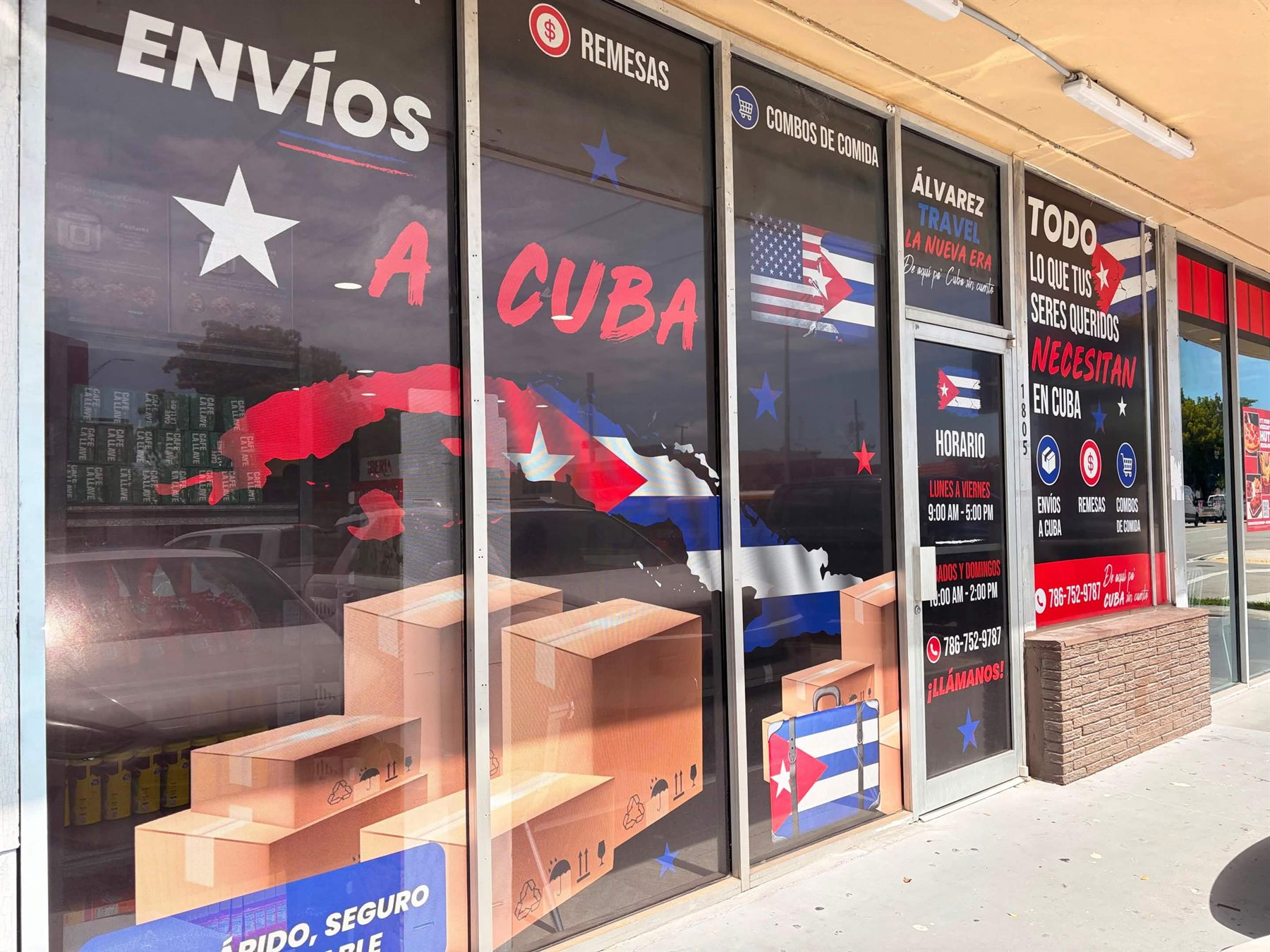 Vidrieras del local de Álvarez Travel en 1805 E 4th Ave: envíos a Cuba, remesas y combos de comida
